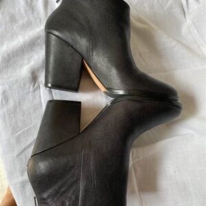 Cole Haan Dey Ankle Boots sz 9 Black Leather Chunky Heel Zip